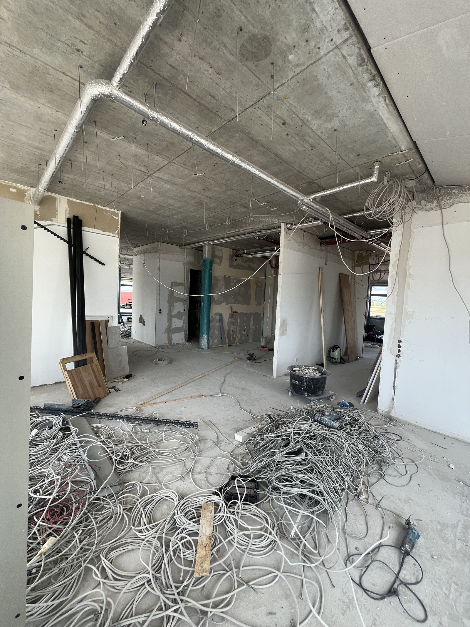 Rohbauinstallation mit Leerrohren und Verteilung